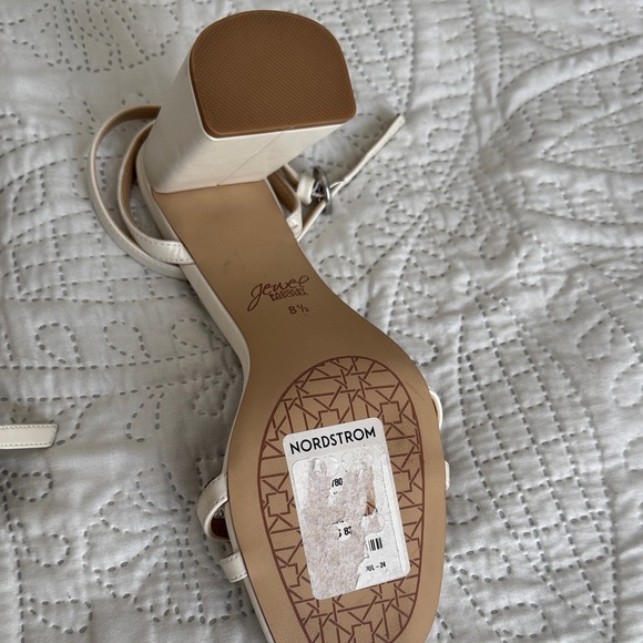 Elegant White Heeled Sandals with Bow Accent - Picture 4 of 8